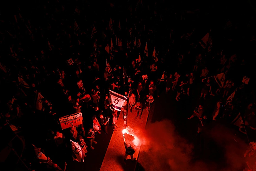 אבוקות בהפגנה נגד הממשלה ולמען שחרור החטופים בצומת קפלן, הערב