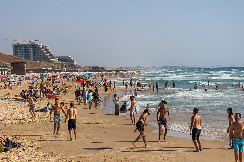 מבלים בחוף הים בבת ים