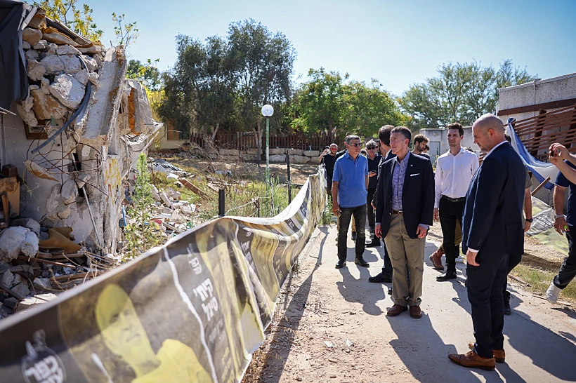 חבר הקונגרס דיוויד קוסטוף ואמיר אוחנה בכפר עזה