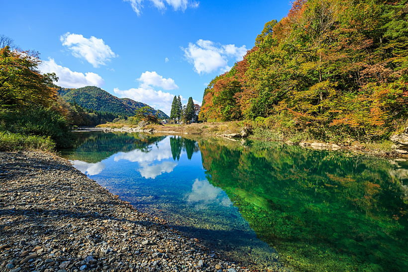 Turquoise,river,with,leaves,turning,color,in,dakigaeri,valley,