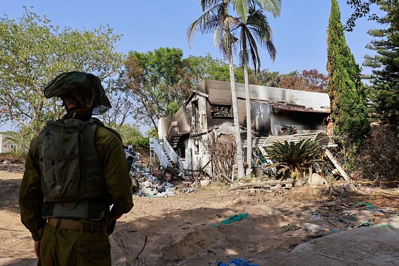 חייל צה"ל, מול ההריסות בבארי