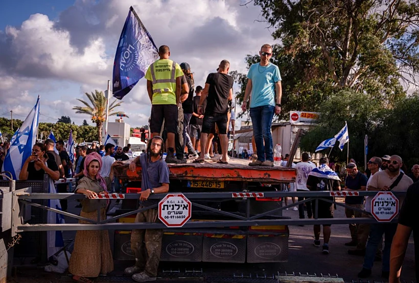 מפגינים בבית ליד