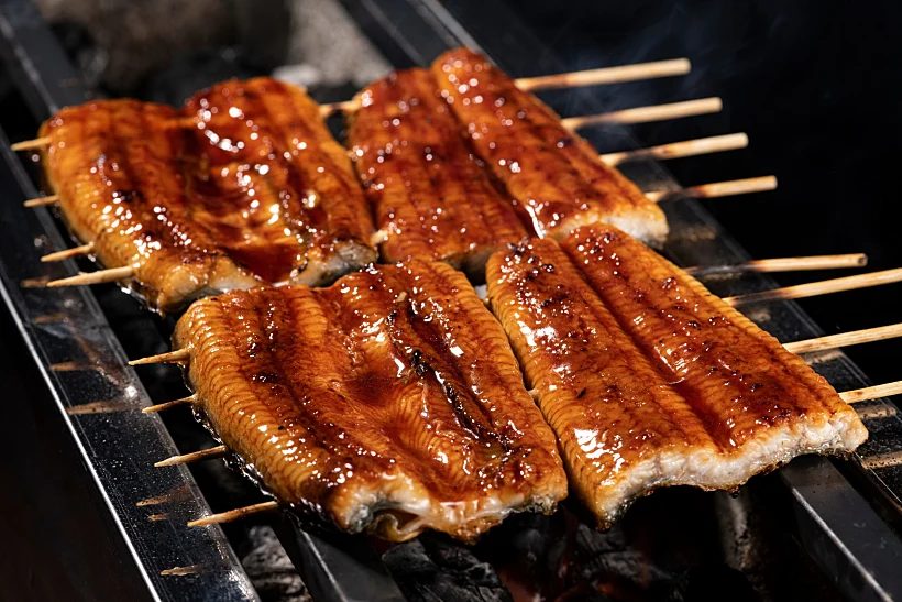 Chef,at,an,eel,restaurant,cooks,eel,kabayaki.