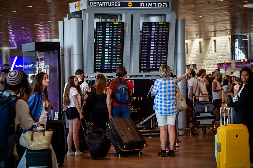 נוסעים בנתב"ג, הבוקר