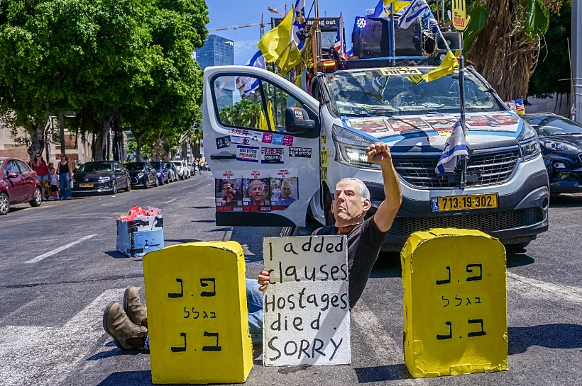 שיירת משפחות החטופים מתל אביב לגבול עזה