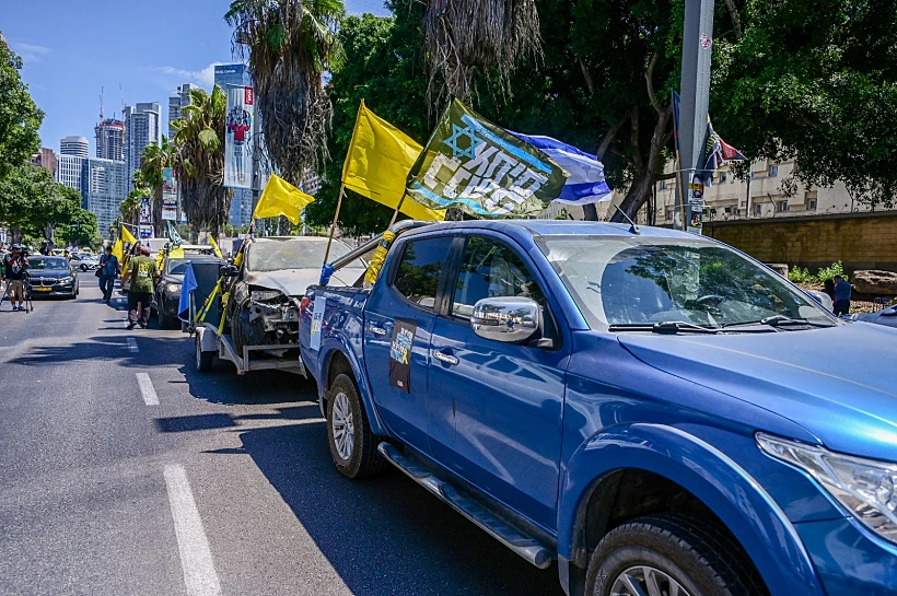 שיירת משפחות החטופים מתל אביב לגבול עזה