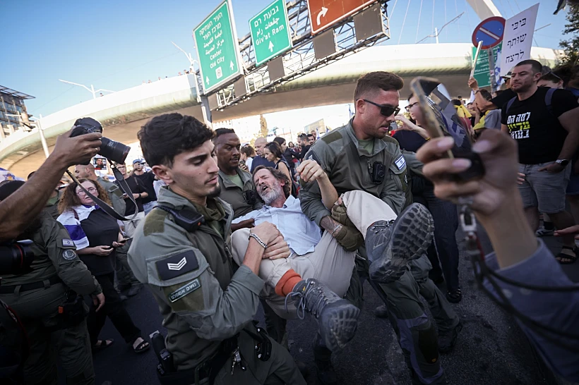 שוטרים מפנים מפגינים במחאה למען החטופים בכניסה לירושלים