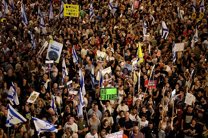 אלפי מפגינים למען החטופים מול שער בגין בת"א