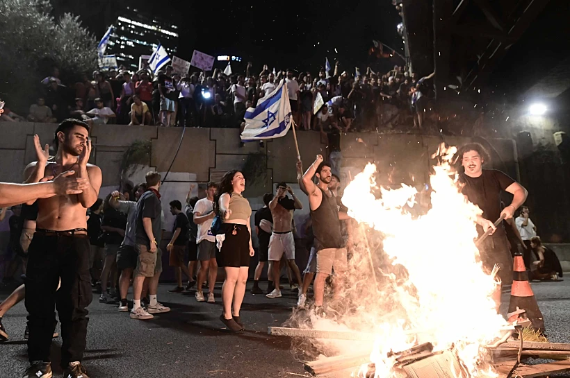 מפגינים מציתים מדורות בנתיבי איילון