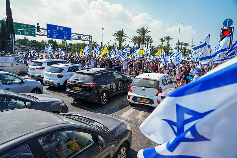 מפגינים במחלף הכפר הירוק