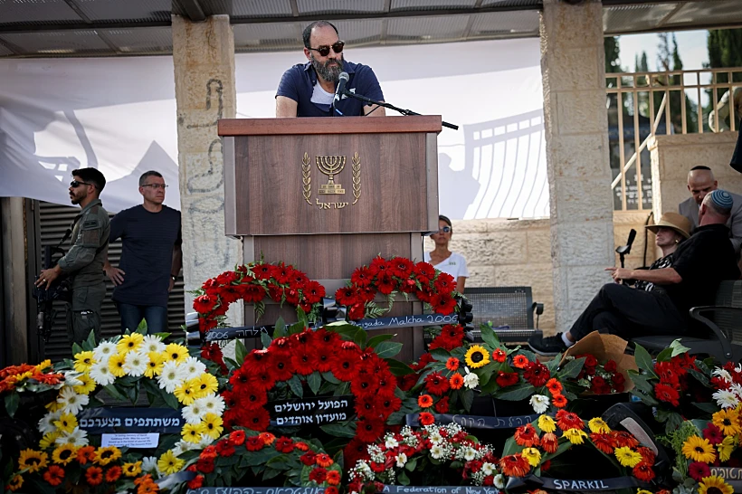 ג'ון פולין בהלוויית בנו הירש