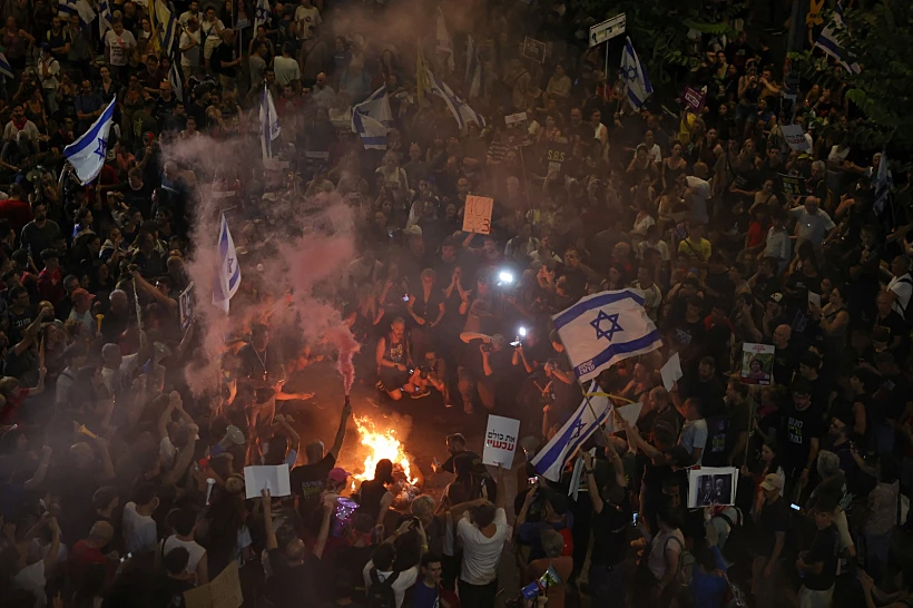 מדורות על הכביש בהפגנה למען החטופים בת"א