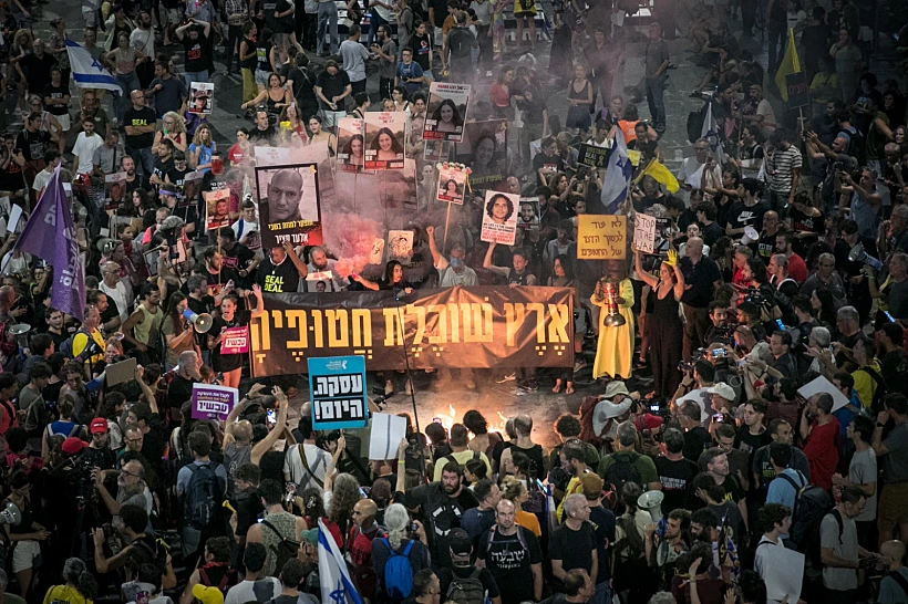 ארץ שוכלת חטופיה מפגינים מול הקריה בתל אביב