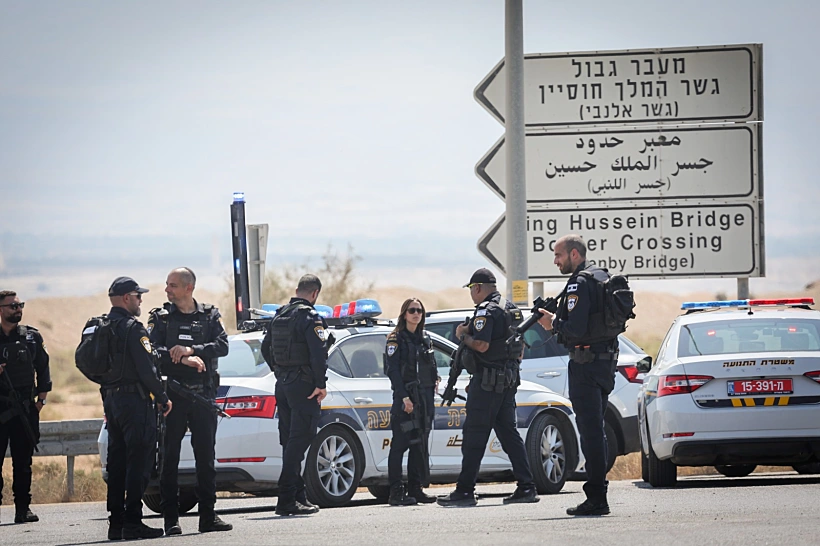 כוחות הביטחון בזירת הפיגוע במעבר אלנבי