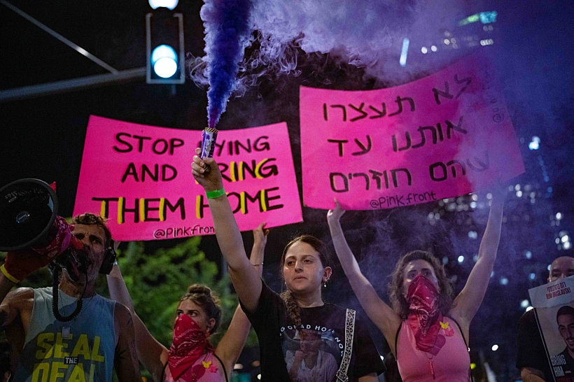 מפגינים למען החטופים בדרך בגין בתל אביב