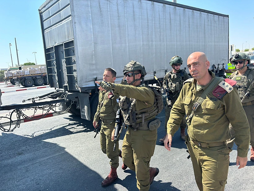 מפקד פיקוד המרכז ומח"ט הבקעה והעמקים בהערכת מצב בזירת הפיגוע במעבר אלנבי