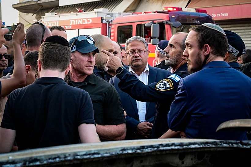 השר בן גביר והמפכ"ל דני לוי בזירת פיצוץ הרכב ברמלה