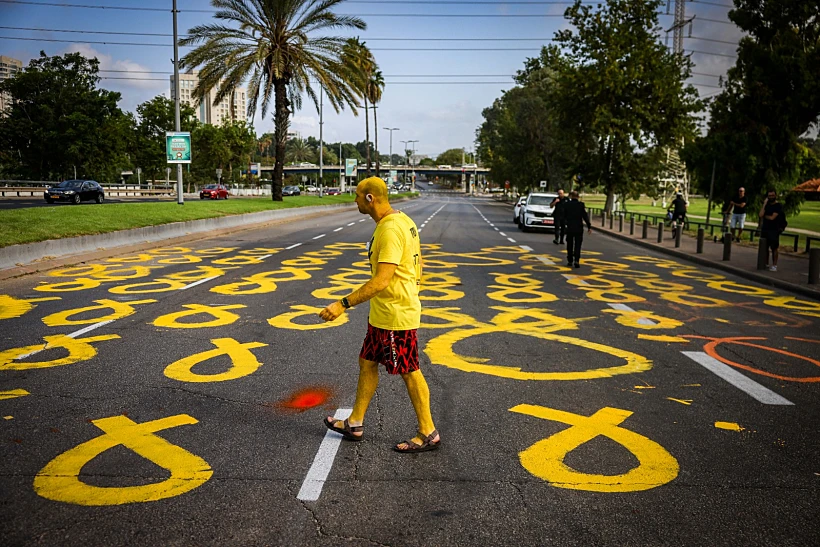 סמל החטופים על הכביש בדרך נמיר