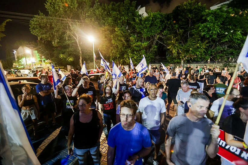 מחאות מול תחנת גלילות אחרי מעצר 3 הנשים בהרצליה