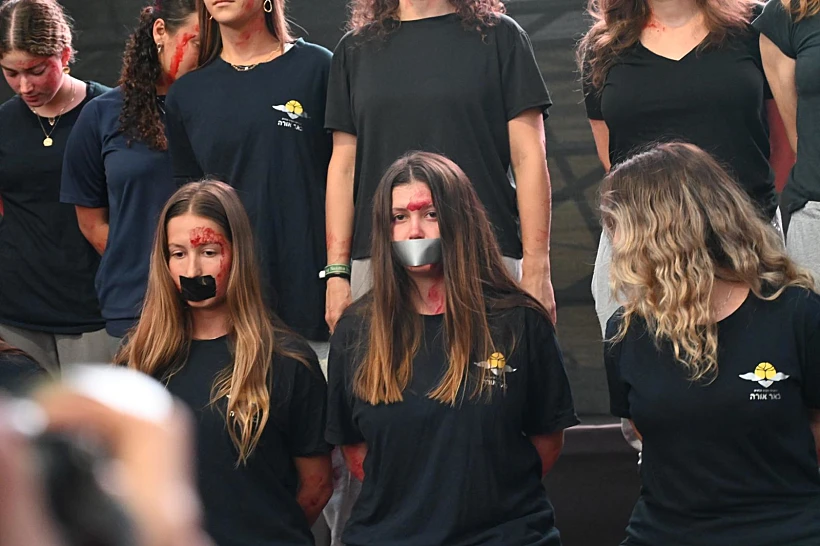 מתלבשות כמו נעמה: המיצג של חברותיה של נעמה לוי