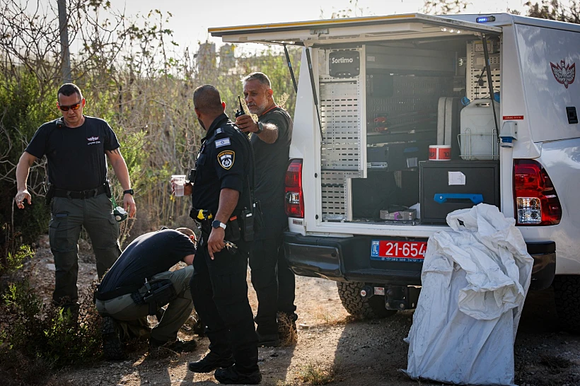 כוחות משטרה בזירה בה נפל רסיס מיירט ליד מושב דניאל, אחרי שיגור הטיל מתימן