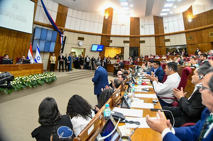 אלחנן דנינו, אביו של אורי, זוכה למחיאות כפיים בפרלמנט של פרגוואי