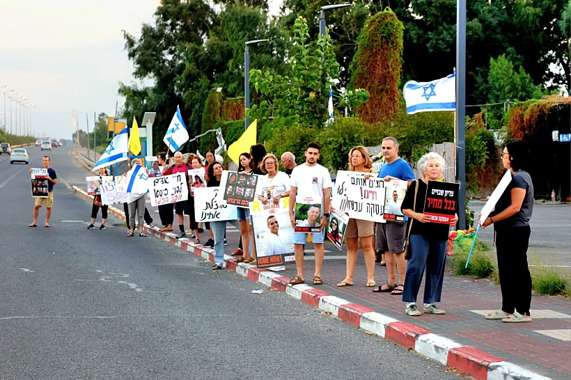 מפגינים בחדרה למען עסקה להשבת החטופים