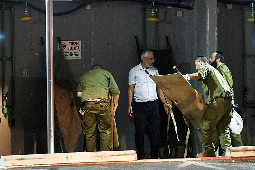 צוותי רפואה נערכים לקבלת הפצועים בשיבא