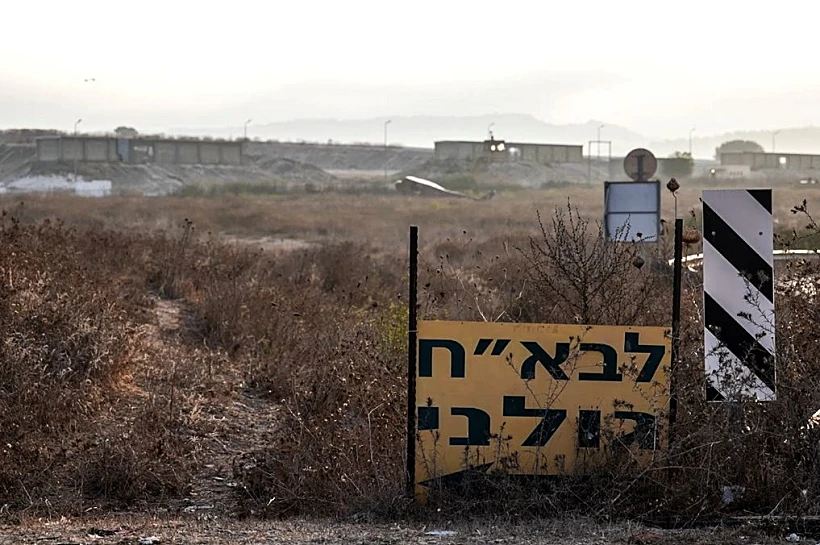 השלט בכניסה לבא"ח גולני