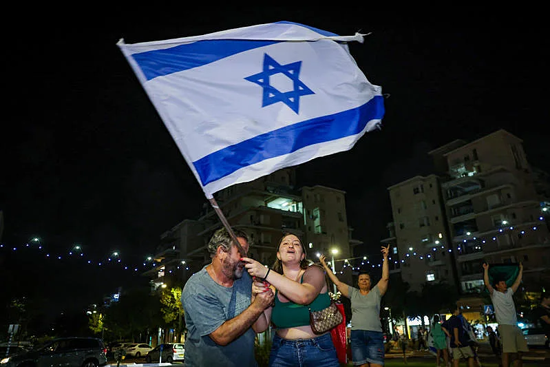 ישראלים חוגגים את חיסול סינוואר בכרמיאל