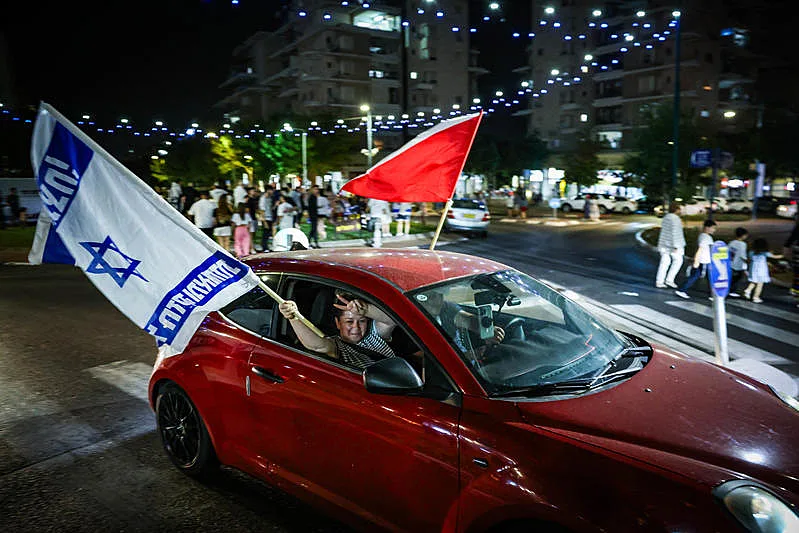 ישראלים חוגגים את חיסול סינוואר בכרמיאל