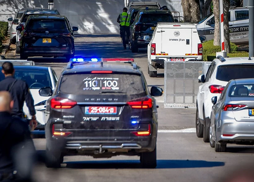 כוחות משטרה בזירת פגיעת הכטב"ם בקיסריה