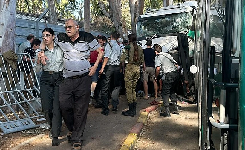 פצועים רבים מפגיעת משאית בתחנת אוטובוס ליד גלילות