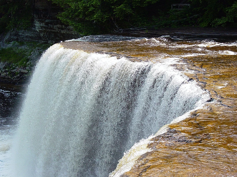 Tahquomenon Falls מפלי טקוומנון מישיגן