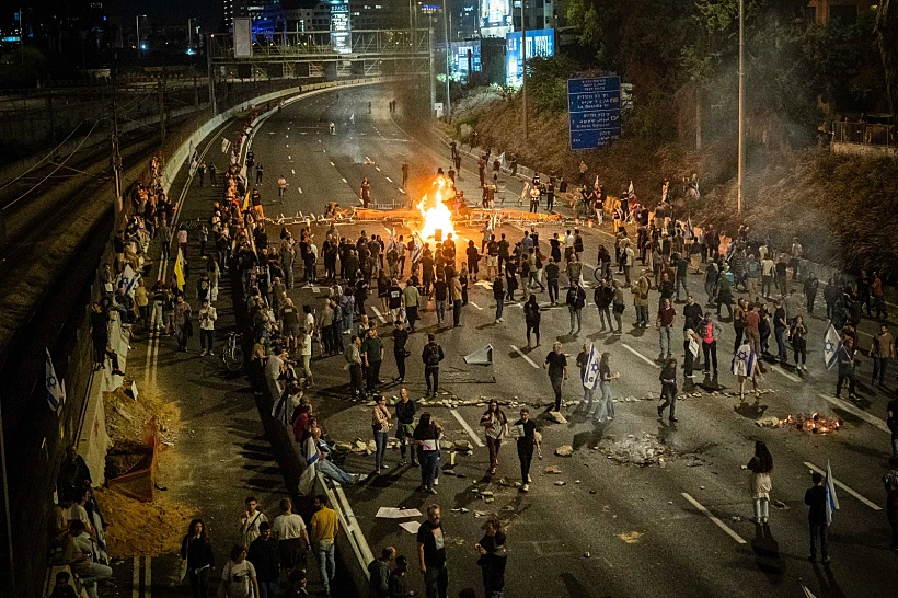 מפגינים מציתים מדורות באיילון