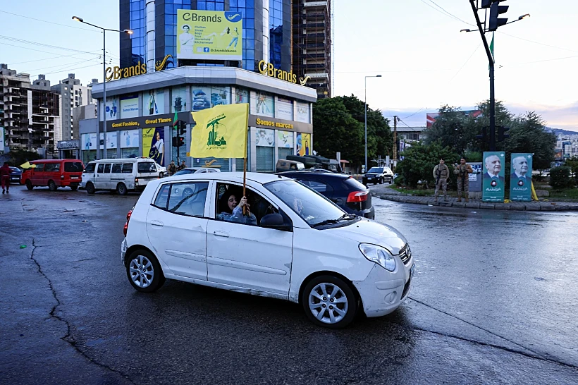 עקורים אוחזים בשלטי חיזבאללה בדרך לדרום לבנון