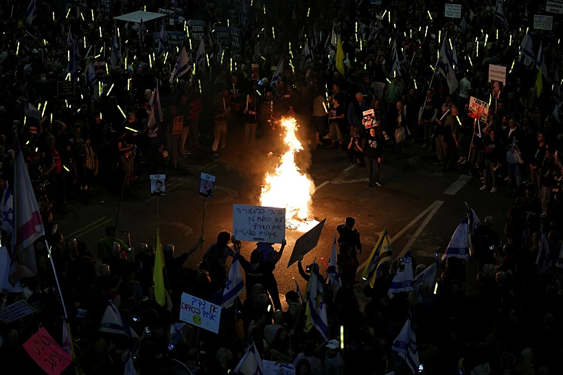 מדורה בגין מפגינים למען החטופים ונגד הממשלה בת"א