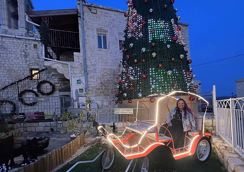 עץ מחליף צבעים ברחבת הכנסייה של מעיליא