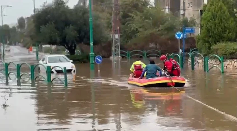 הצפות בחדרה: חילוץ אישה באמצעות סירת גומי