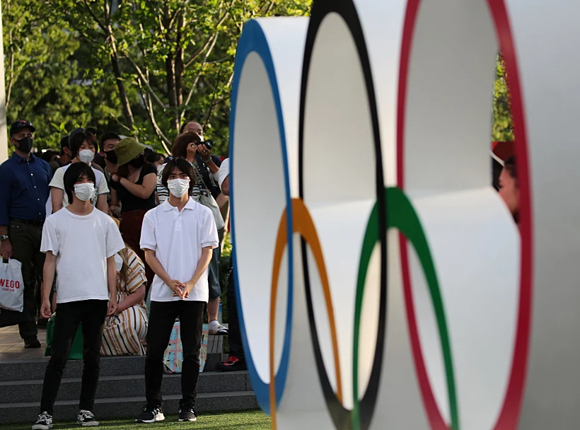 תושבים בטוקיו עוטים מסכות ליד האצטדיון