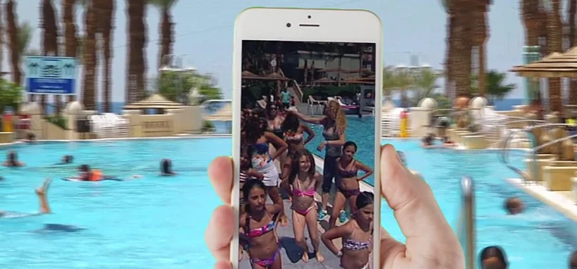 אפליקציית ''נקסטו'' בשימוש בבריכה במלון