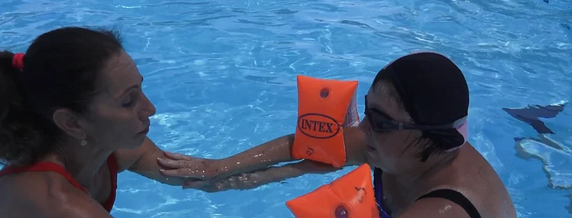 קשישים לומדים לראשונה לשחות