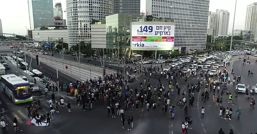 מפגינים בצומת עזריאלי - תל אביב