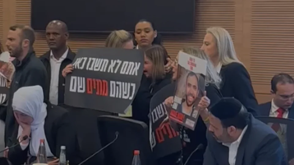 "על חמץ פירקתם ממשלה": נציגי משפחות החטופים התפרצו לדיון בכנסת