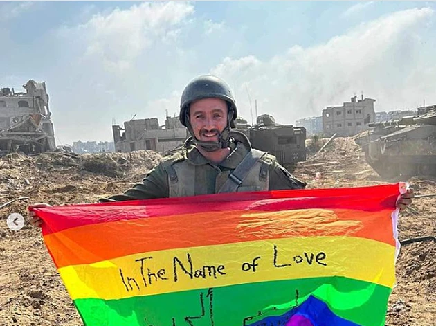 תרימו! חייל ישראלי מניף את דגל הגאווה ברצועת עזה