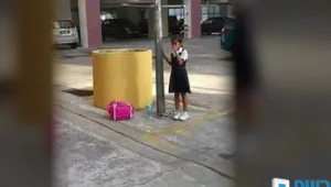 באמצע הרחוב, בצהרי היום - תלמידת בית ספר יסודי הושארה קשורה בשלשלאות לעמוד