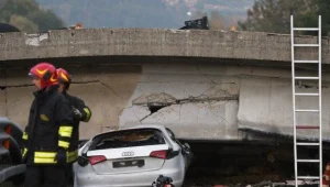 תיעוד מזעזע: הרגע הנורא בו התמוטט גשר על מכונית חולפת