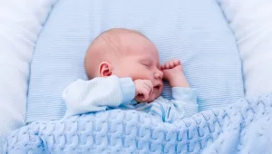 תינוק צריך לישון בחדר ההורים למשך שנה שלמה