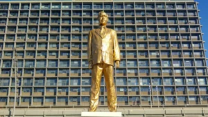 פסל זהב של ראש הממשלה