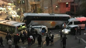 תאונה קשה בין רכב ואוטובוס